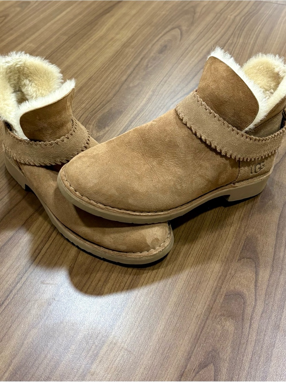 UGG McKay Chestnut Suede Shearling Ankle Boots Booties Women’s Size 9 EUC